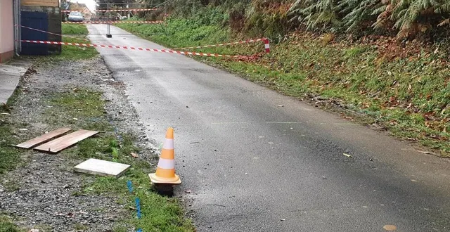 photo  mardi 15 novembre 2022, un petit trou (au premier plan) a été découvert dans la rue de la comète, à dollon (sarthe). la chaussée menace de s’ébouler sur 40 m².  &copy;  ouest-france 