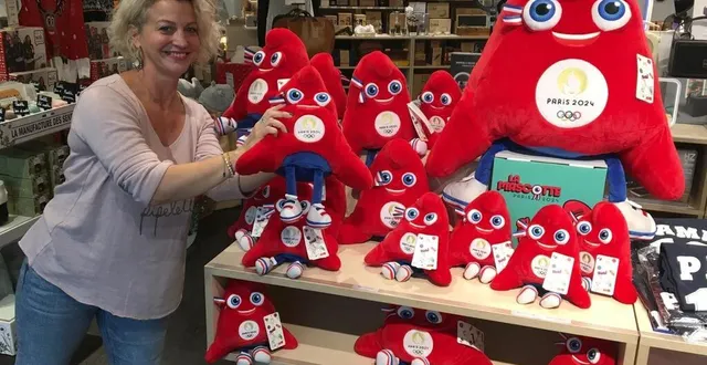 photo  peggy rouillard, la gérante de la chaise longue au centre des jacobins au mans, est ravie d’accueillir la mascotte des jo dans son magasin.  &copy;  le maine libre 