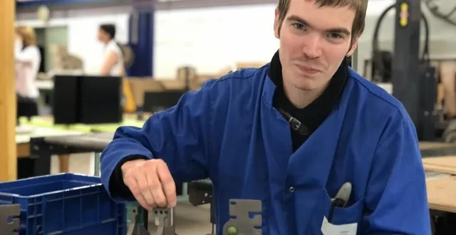photo  tony bazin, flérien de 27 ans, travaille à l’esat du bocage. il fait partie de l’atelier qui s’occupe de fabriquer des consoles en carton pour charal.  &copy;  ouest-france 