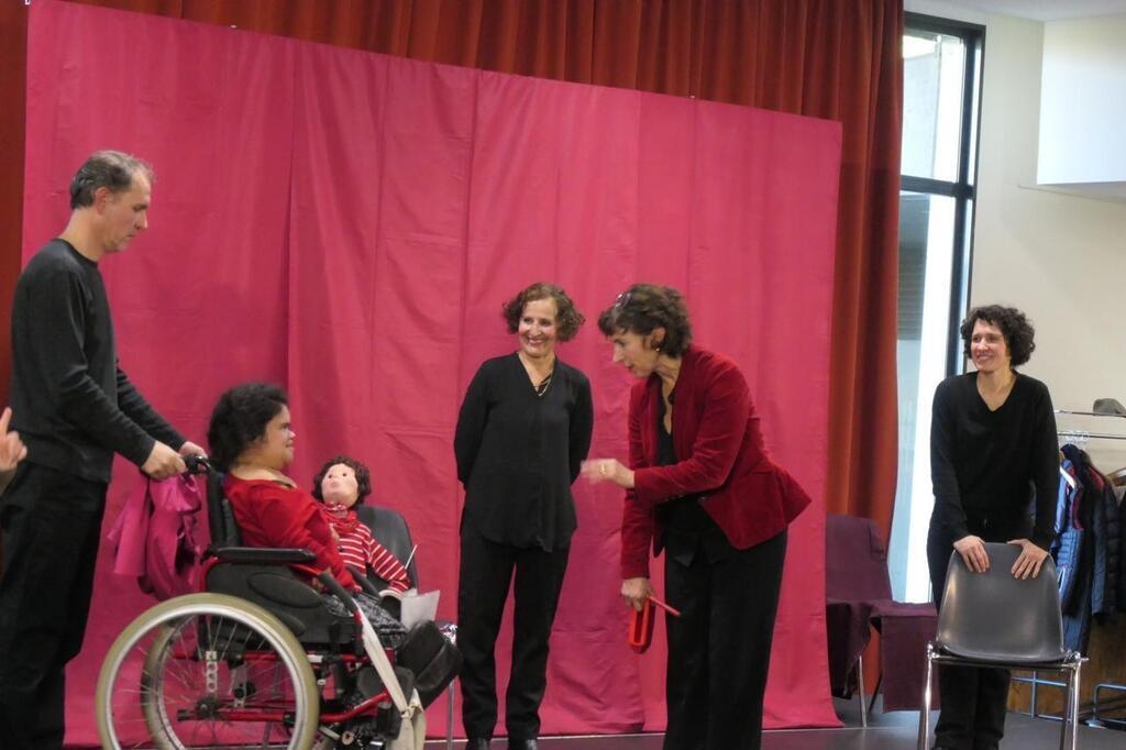 À Changé. Échanges Sur Le Quotidien De Personnes Handicapées Jouées Par ...