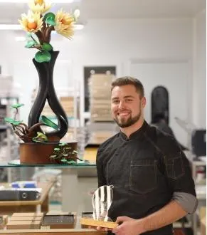 photo  militaire de formation, maxime desclomesnil s’est reconverti avec brio dans la pâtisserie.  &copy;  chocolaterie bellanger 