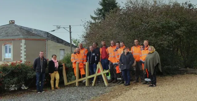 photo  inauguration du rond-point de la salle en présence d’élus et des services techniques des hauts d’anjou. 