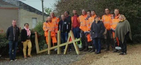 photo  le rond point de la salle a fait peau neuve grâce au travail des agents de la commune.  &copy;  ouest-france 
