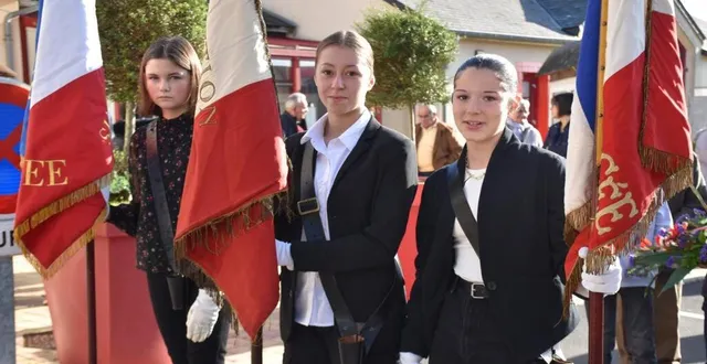 photo  trois adolescentes se sont portées volontaires en tant que porte-drapeaux lors de la commémoration de l’armistice de 1918 au monument aux morts. laurine allard, lilou bouvier et louane valverde avaient manifesté leur envie, lors de la dernière commission jeunesse de la commune. vendredi, elles ont pris leur rôle très au sérieux.  &copy;  ouest-france 