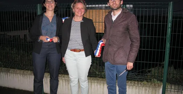 photo  de gauche à droite : céline lavialle, inspectrice de la circonscription de la flèche ; christine stephan, directrice de l’école ; le maire, jérôme prémartin, lors de l’inauguration de l’école le coteau.  &copy;  ouest-france 