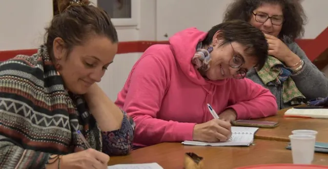 photo  pauline en charge de la communication et les autres bénévoles, préparent activement la journée de dimanche.  &copy;  le maine libre 