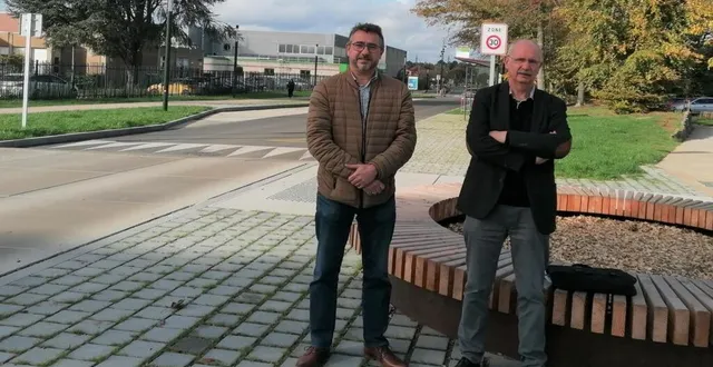photo  jean-yves lecoq, le maire (à gauche), et patrick fournier, premier adjoint, ont présenté la nouvelle avenue de nettleham.  &copy;  ouest-france 