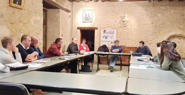 photo  les conseillers municipaux de chantenay-villedieu entourant le maire régis cerbelle.  &copy;  le maine libre 