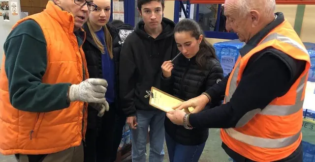 photo  claude, à gauche, et rémi, à droite, montrent aux lycéens les gestes qu’ils répètent, semaine après semaine, pour venir en aide aux personnes dans le besoin.  &copy;  ouest-france 