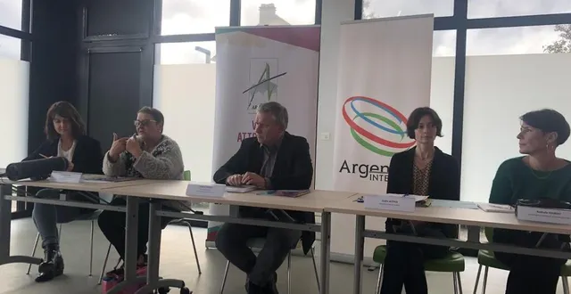 photo  le maire d’argentan, ainsi qu’olga de saint-jore, de l’association l’étape, isabelle teresa, élue en charge des droits des femmes, gaëlle vettier, directrice du service cohésion sociale et nathalie foubert, coordinatrice prévention et vie des quartiers étaient présents pour présenter ce livret.  &copy;  ouest-france 