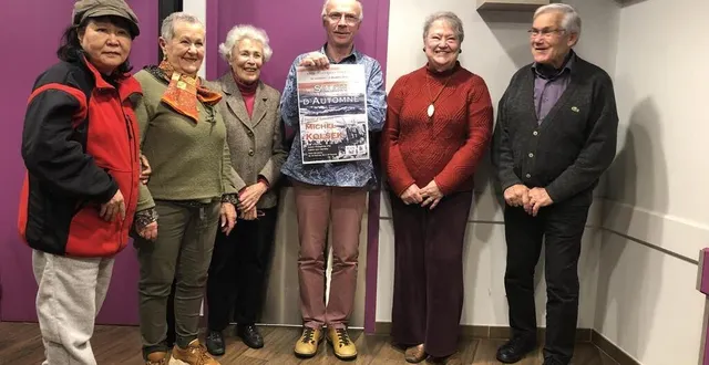 photo  michel kolsek, l’invité d’honneur du 34e salon d’automne des arts plastiques saboliens, tient l’affiche qu’il a réalisée pour l’événement.  &copy;  ouest-france 