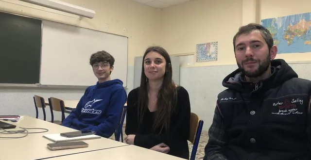 photo  nolan soutoul, avec ses deux professeurs, laura delaunay et antoine tramond.  &copy;  ouest-france 
