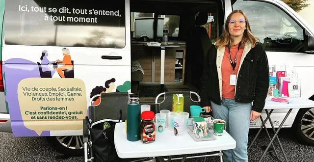 photo  marie pauleau et son van plurielles vont à la rencontre des femmes isolées à la campagne.  &copy;  ysos 