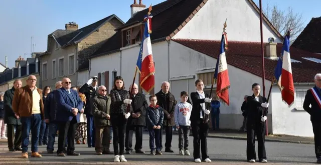 photo  lors de cette commémoration du 11 novembre, les jeunes se sont impliqués.  &copy;  le maine libre 