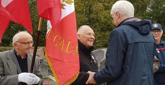 photo  bernard tourneboeuf a reçu la croix du combattant des mains de dominique le mèner, président du conseil départemental.  &copy;  le maine libre 