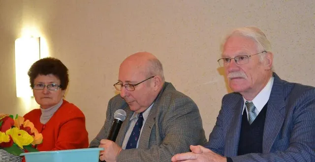 photo  bernard tarin, ici au centre de la photo, présidait la section sabolienne des jardiniers sarthois.  &copy;  archives ouest-france 