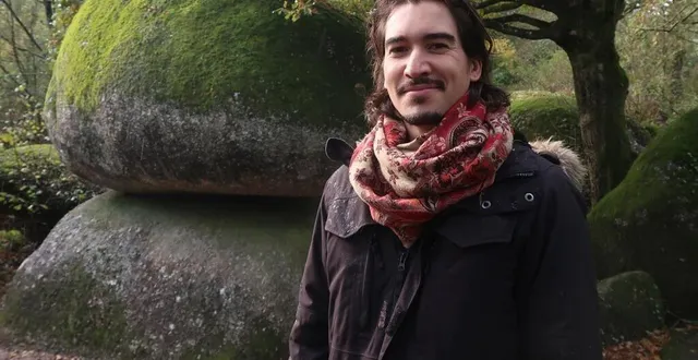 photo  largeasse. anthony baron devant le fameux rocher branlant.  &copy;  co – dominique cadu 