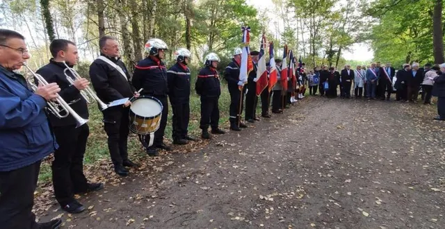 photo  le souvenir français a organisé un bel hommage aux 11 morts du crash du dakota de la royal air force le 30 janvier 1946.  &copy;  souvenir français 