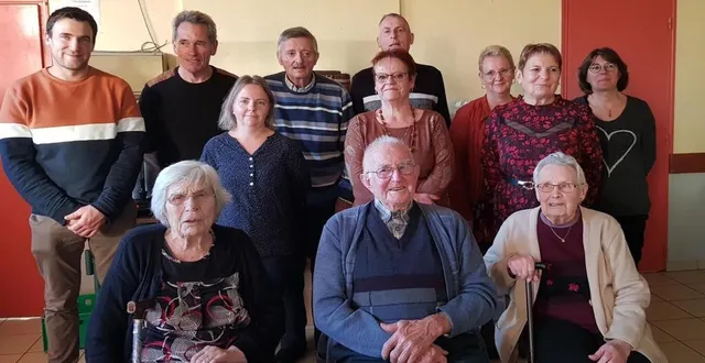 photo  le 11 novembre est aussi un jour de convivialité pour les aînés de la commune. comme tous les ans, la municipalité de saint-georges-du-rosay a organisé un repas en leur honneur. quelque 74 personnes y étaient présentes. cette année, c’est muguette doutre 97 ans, ginette ducruc, 96 ans et germain hubert 87 ans, qu’annick dutertre, maire, et son équipe ont souhaité mettre à l’honneur  &copy;  le maine libre 