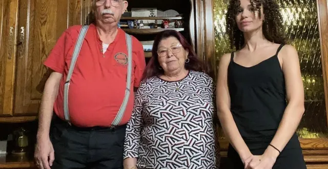 photo  didier et jeannine geneslay hébergent la thouaréenne (44) léonie, du dimanche soir au jeudi soir. l’adolescente est lycéenne à pruillé-le-chétif, en section photo.  &copy;  photo le maine libre 
