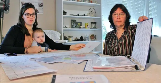 photo  mélanie touchard et sa maman christelle duclos, avec les documents préparés pour leur projet de mam, le 23 octobre 2022, à sablé-sur-sarthe.  &copy;  ouest-france 