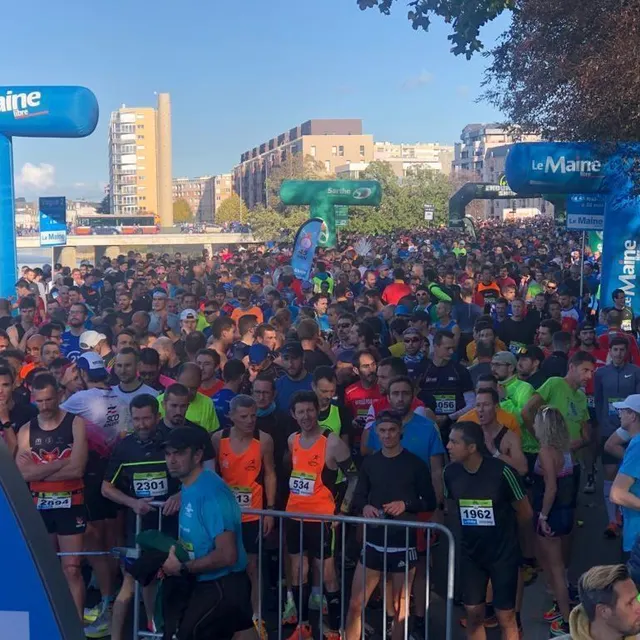 photo ambiance avant le grand départ du 10 km le maine libre  ©  photo le maine libre