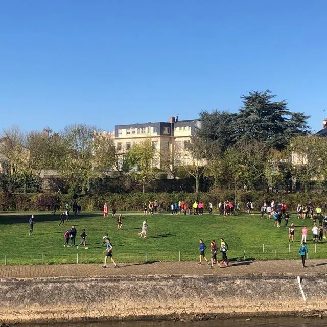 photo les coureurs optent pour l’île aux planches et le soleil pour s’échauffer  ©  photo le maine libre