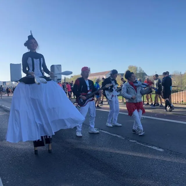 photo les coureurs s'échauffent en musique  ©  photo le maine libre