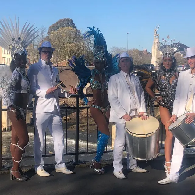 photo dans le froid de novembre, des animations réchauffent l'ambiance avant le grand départ.  ©  photo le maine libre