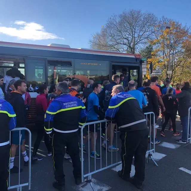 photo des navettes permettent aux coureurs de rejoindre la ligne de départ  ©  photo le maine libre