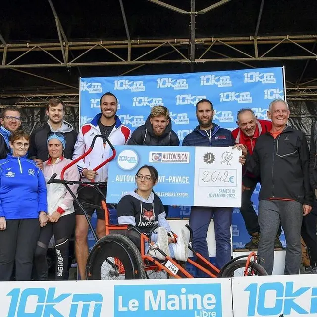 photo après le défi de jimmy gressier, autovision de saint-pavace a remis un chèque de 2 642 € à deux associations.  ©  yvon loue