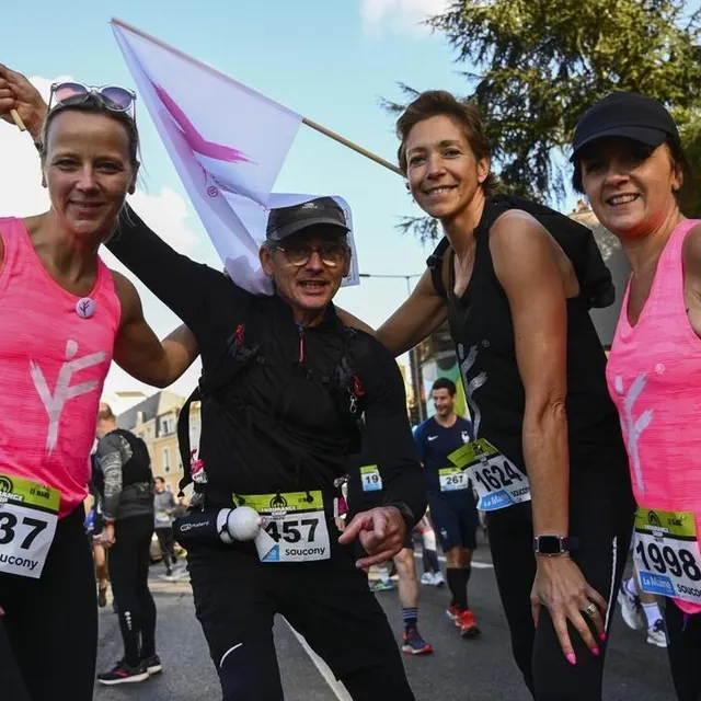 photo nadia, atteinte d’un cancer, et ses amis.  ©  denis lambert