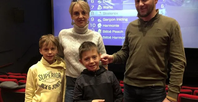 photo  émilie avec son compagnon eddy, a joué à mario kart® avec son fils paul et tiago, le meilleur ami de ce dernier.  &copy;  ouest-france 