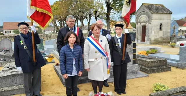 photo  manon garnier (à dr) a participé à sa première cérémonie officielle en tant que porte-drapeau.  &copy;  le maine libre 
