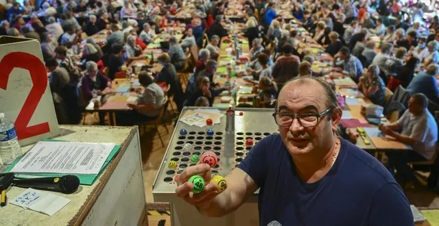 photo  montfort-le-gesnois, dimanche 13 novembre 2022. dans la salle polyvalente, eric l’animateur prend son rôle très au sérieux, il a un rythme à tenir pour assurer les 36 tirages de l’après-midi durant quatre heures de rang.  &copy;  le maine libre – denis lambert 