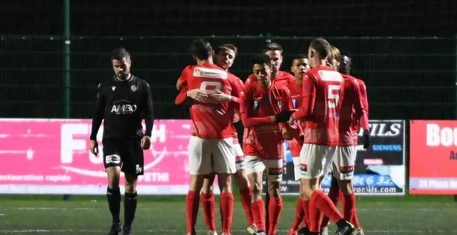 photo  le fc flers, ici en train de fêter un but, a été accroché par la maladrerie d’adrien roger (à gauche).  &copy;  gérard piwtorak 