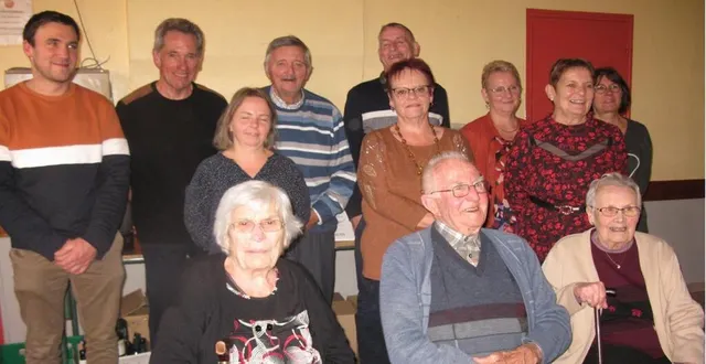photo  jeudi soir, la municipalité a convié les doyens de la commune à une journée à la salle polyvalente. ils étaient près d’une centaine à avoir répondu à cette invitation. la maire, annick dutertre, ainsi que les membres du conseil municipal, se sont donc retrouvés pour honorer ginette ducruc (96 ans), muguette doutre (97 ans) et germain hubert (87 ans). claude lucas, saxophoniste gérois, a interprété divers morceaux pour mettre un peu d’ambiance à cette rencontre.  &copy;  ouest france 