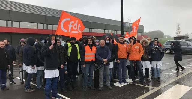 photo  à l’appel de la cfdt, une trentaine de salariés ont débrayé pendant deux heures entre 12 h 30 et 14 h 30 sur le site de l’entreprise thermocoax, à caligny dans l’orne.  &copy;  ouest-france 