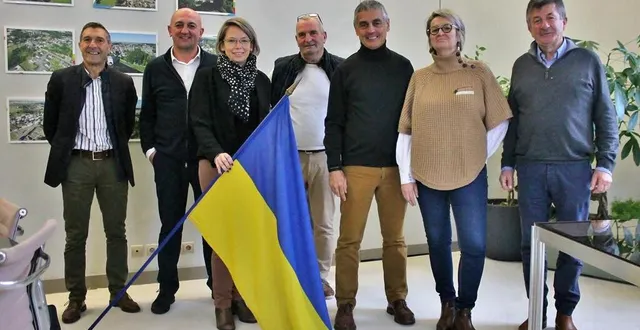 photo  jérôme hervé, ex-patron de salesky (deuxième en partant de la gauche) et daniel chevalier, président du pays sabolien (cinquième en partant de la gauche) avec une partie de la délégation qui partira pour l’ukraine la semaine prochaine.  &copy;  ouest-france 