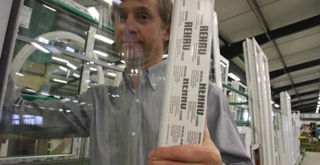 photo  créée à alençon en 1970, la société menuiserie plastique de l’ouest, précurseur du concept des menuiseries en pvc sur-mesure, conçoit, fabrique, pose et entretien les menuiseries en pvc et en aluminium.  &copy;  ouest france archives 