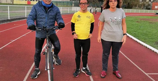 photo  jason, entre ses parents, annie, présidente de la section sport adapté, et jean-marie, qui veille sur ses entraînements.  &copy;  le maine libre 