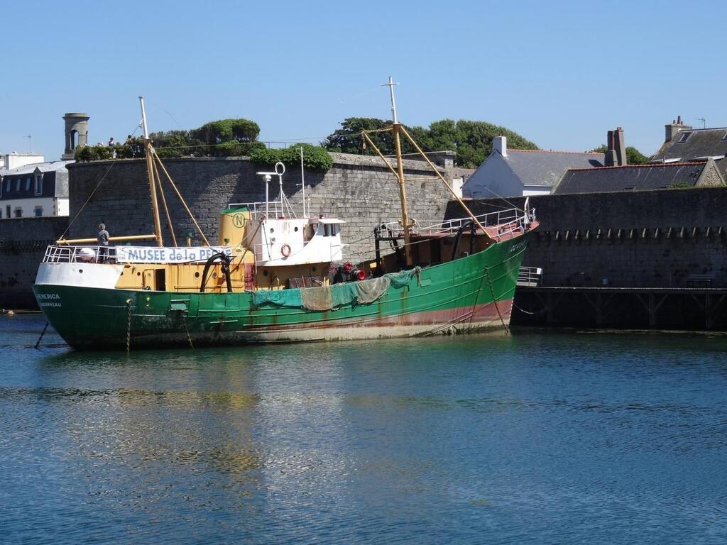 Pliage d'un filet de pêche à Concarneau (Finistère). 1960.