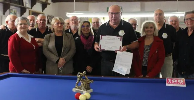 photo  au centre, le président loïc guillot, avec à ses côtés à gauche la directrice du crédit mutuel géraldine vérité  &copy;  ouest-france 