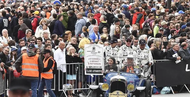 photo  plus de 100 000 spectateurs assistent chaque année à la parade des pilotes des 24 heures, du mans.  &copy;  archives le maine libre 