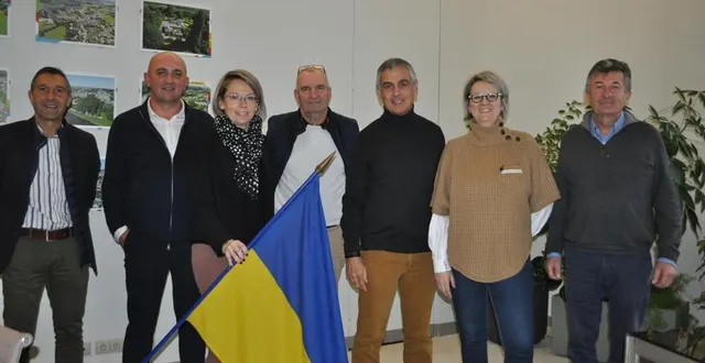photo  olivier gaborit, directeur de cabinet, jérôme hervé, ex-pdg de salesky, cécile daillières, adjointe au maire de solesmes, pierre paterne, maire de bouessay, daniel chevalier, président de la cdc du pays sabolien, virginie bigot-pottier, de salesky, et pascal lelièvre, maire de solesmes (de.g. à dr.) vont se rendre à drohobytch la semaine prochaine.  &copy;  le maine libre 