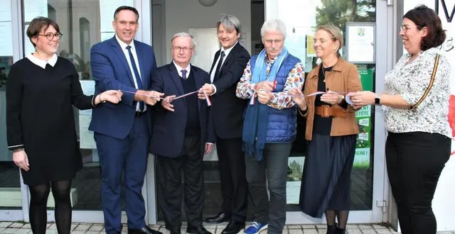 photo  les personnalités ont coupé le traditionnel ruban inaugural.  &copy;  le maine libre 