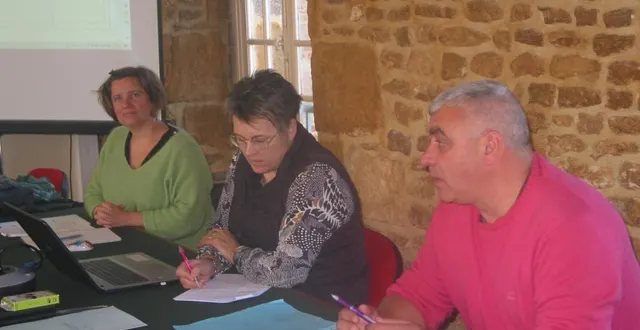 photo  arnaud langlois, à droite, président du syndicat intercommunal d’alimentation en eau potable de la région de gacé.  &copy;  ouest-france 