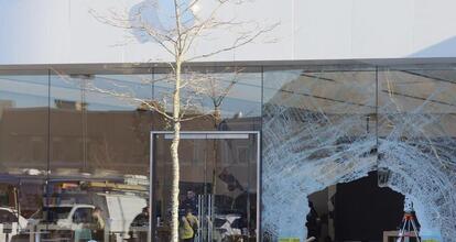 États-Unis : un véhicule fonce sur un magasin Apple, faisant au moins un  mort
