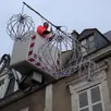 photo depuis plusieurs semaines, les agents de la ville de la flèche installent les illuminations, moins nombreuses que d’habitude. elles seront allumées du 2 décembre 2022 au 3 janvier 2023.