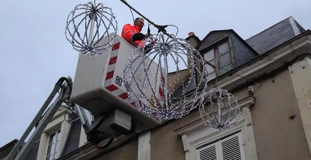 photo  depuis plusieurs semaines, les agents de la ville de la flèche installent les illuminations, moins nombreuses que d’habitude. elles seront allumées du 2 décembre 2022 au 3 janvier 2023.  &copy;  ouest-france 